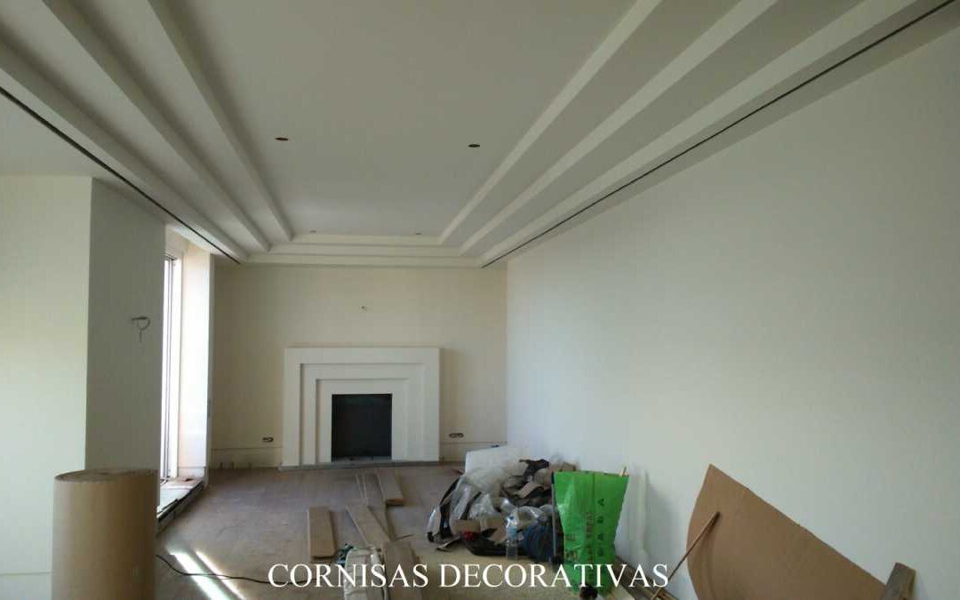 Instalación de cornisa decorativa en vivienda
